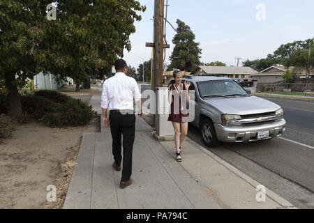 Visalia, Kalifornien, USA. 18 Juli, 2018. Eine Kampagne Mitarbeiter reagiert, wie Fresno County Staatsanwalt, Andrew Janz, kommt bei einer Wahlkampfveranstaltung in Visalia, Kalifornien, am 18. Juli 2018. Janz, ein Demokrat, ist herausfordernd, Devin Nunes (R-CA) in der Kalifornien 22 Kongreßbezirk Wahl im November. Credit: Alex Edelman/ZUMA Draht/Alamy leben Nachrichten Stockfoto