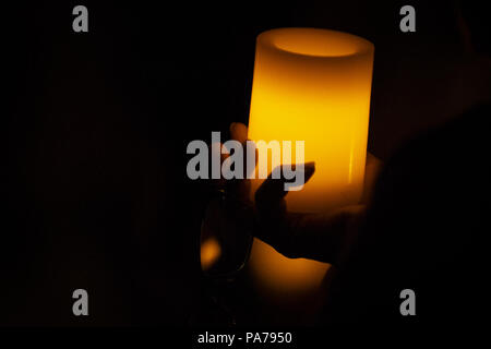 Visalia, Kalifornien, USA. 18 Juli, 2018. Die Teilnehmer halten Sie Kerzen während einer Mahnwache in Visalia, Kalifornien, am 18. Juli 2018. Credit: Alex Edelman/ZUMA Draht/Alamy leben Nachrichten Stockfoto