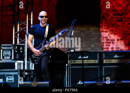 Pavia, Italien, 20. Juli 2018 Gitarrist Joe Satriani führt auf der Bühne im Castello Visconteo, für seine Was passiert nächste Tour 2018 - Valeria Portinari Alamy leben Nachrichten Stockfoto