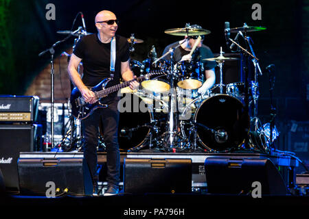 Pavia, Italien, 20. Juli 2018 Gitarrist Joe Satriani führt auf der Bühne im Castello Visconteo, für seine Was passiert nächste Tour 2018 - Valeria Portinari Alamy leben Nachrichten Stockfoto