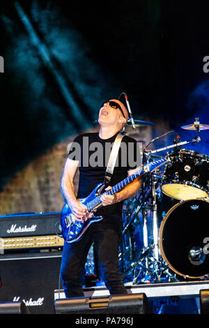 Pavia, Italien, 20. Juli 2018 Gitarrist Joe Satriani führt auf der Bühne im Castello Visconteo, für seine Was passiert nächste Tour 2018 - Valeria Portinari Alamy leben Nachrichten Stockfoto