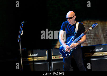 Pavia, Italien, 20. Juli 2018 Gitarrist Joe Satriani führt auf der Bühne im Castello Visconteo, für seine Was passiert nächste Tour 2018 - Valeria Portinari Alamy leben Nachrichten Stockfoto