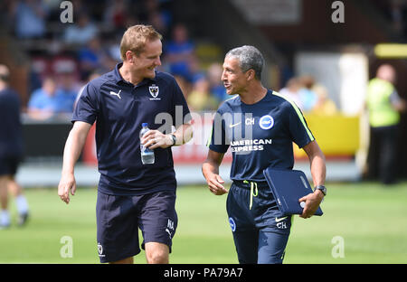 Kingston London UK 21. Juli 2018 - AFC Wimbledon-Manager Neal Ardley mit Brighton-Manager Chris Hughton während des Fußballspiels vor der Saison zwischen AFC Wimbledon und Brighton und Hove Albion im Cherry Red Records Stadium in Kingston Surrey Foto Simon Dack/Teleobjektive nur für redaktionelle Verwendung Stockfoto