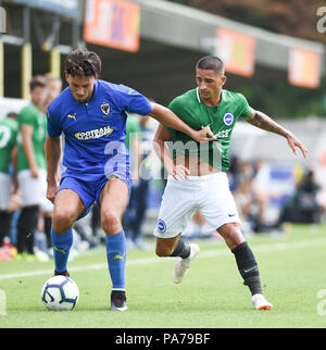 Kingston London UK 21. Juli 2018 - will Nightingale des AFC Wimbledon hält Anthony Knockaert aus Brighton während des vor der Saison freundlichen Fußballspiels zwischen AFC Wimbledon und Brighton und Hove Albion im Cherry Red Records Stadium in Kingston Surrey ab Stockfoto