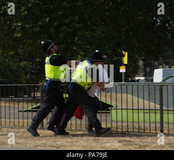 Cambridge uk, 2018-Juli-21 Mill Road der Freien Tommy Gruppe begann, ihren Protest friedlich, dann ein Mann mit einem roten Spray verwendet und Polizei waren schnell zu inhaftieren ihn Credit: Kevin Hodgson/Alamy leben Nachrichten Stockfoto