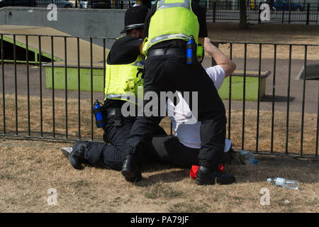 Cambridge uk, 2018-Juli-21 Mill Road der Freien Tommy Gruppe begann, ihren Protest friedlich, dann ein Mann mit einem roten Spray verwendet und Polizei waren schnell zu inhaftieren ihn Credit: Kevin Hodgson/Alamy leben Nachrichten Stockfoto