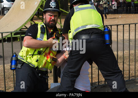 Cambridge uk, 2018-Juli-21 Mill Road der Freien Tommy Gruppe begann, ihren Protest friedlich, dann ein Mann mit einem roten Spray verwendet und Polizei waren schnell zu inhaftieren ihn Credit: Kevin Hodgson/Alamy leben Nachrichten Stockfoto