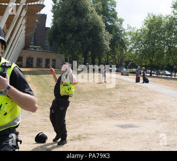 Cambridge uk, 2018-Juli-21 Mill Road der Freien Tommy Gruppe begann, ihren Protest friedlich, dann ein Mann mit einem roten Spray verwendet und Polizei waren schnell zu inhaftieren ihn Credit: Kevin Hodgson/Alamy leben Nachrichten Stockfoto