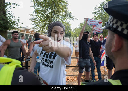 Cambridge, Großbritannien. 21. Juli 2018. Tommy Robinson Verfechter argumentieren mit Zähler Demonstranten in Cambridge während der freien Tommy Robinson Protest in Cambridge. 21/07/18 Quelle: Edward Crawford/Alamy leben Nachrichten Stockfoto