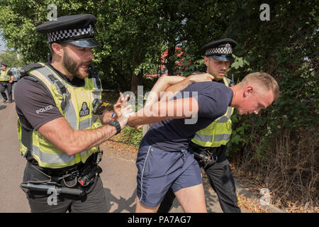 Cambridge, Großbritannien. 21. Juli 2018. Tommy Robinson Supporter ist während der freien Tommy Robinson Protest in Cambridge festgehalten. 21/07/18 Quelle: Edward Crawford/Alamy leben Nachrichten Stockfoto