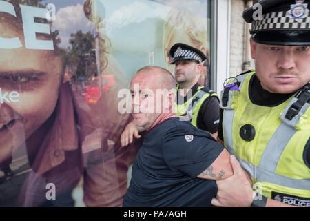 Cambridge, Großbritannien. 21. Juli 2018. Tommy Robinson Supporter ist während der freien Tommy Robinson Protest in Cambridge festgehalten. 21/07/18 Quelle: Edward Crawford/Alamy leben Nachrichten Stockfoto