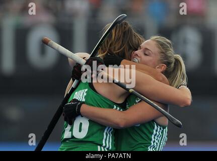 London, Großbritannien. Juli 2018 21. Deirdre Herzog (IRL, 28) feiert das Zählen des ersten irischen Ziel mit Chloe Watkins (IRL). USA/Irland. Match 3. Pool B Hockey der Frauen-WM 2018. Lee Valley Hockey Centre. Queen Elizabeth Olympiv Park. Stratford. London. UK. 21.07.2018. Credit: Sport in Bildern/Alamy leben Nachrichten Stockfoto