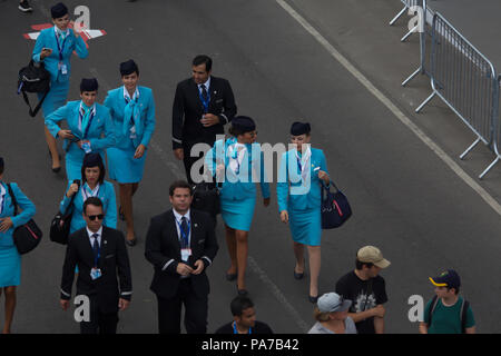 Farnborough, Großbritannien, 21. Juli 2018, Cabin Crew bei der Farnborough International Airshow 2018, die einen reibungslosen Start, wie es seine Türen für die Öffentlichkeit an diesem Wochenende öffnet sich. Riesige Menschenmengen teilnehmen, da verschiedene Ebenen, alte und neue Nehmen zu den Himmeln einschließlich der beliebten roten Pfeile und die Schlacht um England Memorial Flight. Credit: Keith Larby/Alamy leben Nachrichten Stockfoto