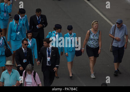 Farnborough, Großbritannien, 21. Juli 2018, Cabin Crew bei der Farnborough International Airshow 2018, die einen reibungslosen Start, wie es seine Türen für die Öffentlichkeit an diesem Wochenende öffnet sich. Riesige Menschenmengen teilnehmen, da verschiedene Ebenen, alte und neue Nehmen zu den Himmeln einschließlich der beliebten roten Pfeile und die Schlacht um England Memorial Flight. Credit: Keith Larby/Alamy leben Nachrichten Stockfoto