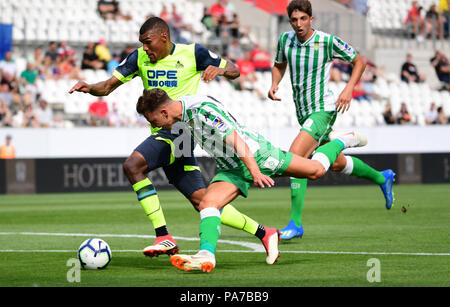 Essen, Deutschland. 21. Juli 2018. Fussball: Test Matches, Internationale blitz Turnier bei Rot-Weiss Essen, Real Betis vs Huddersfield Town: Huddersfield Town Collin Quaner (L) und Real Betis' Francis Guerrero wetteifern um den Ball. Credit: Ina Faßbender/dpa/Alamy leben Nachrichten Stockfoto