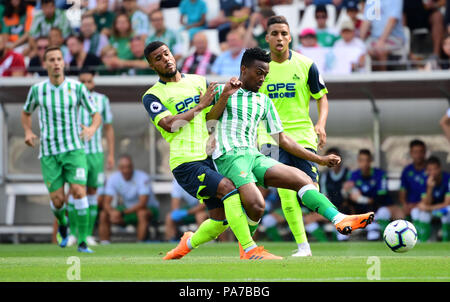 Essen, Deutschland. 21. Juli 2018. Fussball: Test Matches, Internationale blitz Turnier bei Rot-Weiss Essen, Real Betis vs Huddersfield Town: Huddersfield Town Abdelhamid Sabiri (L) und Real Betis' Kaptoum wetteifern um den Ball. Credit: Ina Faßbender/dpa/Alamy leben Nachrichten Stockfoto