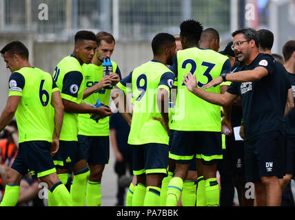 Essen, Deutschland. 21. Juli 2018. Fussball: Test Matches, Internationale blitz Turnier bei Rot-Weiss Essen, Real Betis vs Huddersfield Town: Huddersfield Town Head Coach David Wagner (R) im Gespräch mit seinem Kader. Credit: Ina Faßbender/dpa/Alamy leben Nachrichten Stockfoto