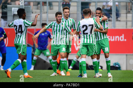 Essen, Deutschland. 21. Juli 2018. Fussball: Test Matches, Internationale blitz Turnier bei Rot-Weiss Essen, Real Betis vs Huddersfield Town: Real Betis feiert die Eröffnung Ziel gegen Huddersfield Town. Credit: Ina Faßbender/dpa/Alamy leben Nachrichten Stockfoto