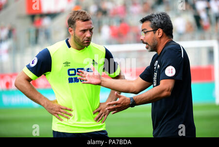 Essen, Deutschland. 21. Juli 2018. Fussball: Test Matches, Internationale blitz Turnier bei Rot-Weiss Essen, Platz 3 Play-off, SV Werder Bremen vs Huddersfield Town: Huddersfield Town Head Coach David Wagner im Gespräch mit player Laurent Depoitre nach dem Spiel. Credit: Ina Faßbender/dpa/Alamy leben Nachrichten Stockfoto