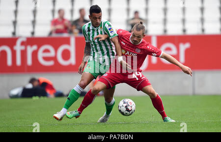 Essen, Deutschland. 21. Juli 2018. Fussball: Test Matches, Internationale blitz Turnier bei Rot-Weiss Essen, Endrunde, Rot-Weiss Essen vs Real Betis: Betis' Sergio Leon (L) und der Essener Kevin Freiberger wetteifern um den Ball. Credit: Ina Faßbender/dpa/Alamy leben Nachrichten Stockfoto