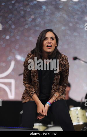 Jodrell Bank, Cheshire, UK. 21. Juli 2018. Nadine Shah führt live auf der Bühne am Lovell Bluedot Festival 2018. Stockfoto