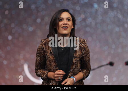 Jodrell Bank, Cheshire, UK. 21. Juli 2018. Nadine Shah führt live auf der Bühne am Lovell Bluedot Festival 2018. Stockfoto