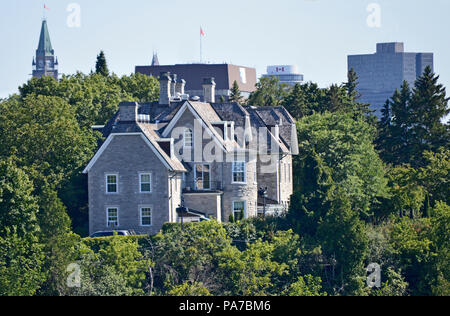 Die Residenz von Kanadas Premierminister sitzt unter dem 'Peace Tower" und inmitten von all dem Lärm und Verwirrung, ist von Bäumen und Natur umgeben. Stockfoto