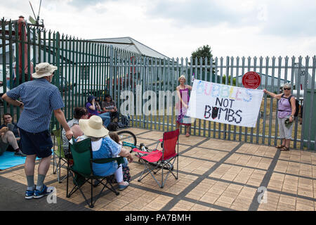 Farnborough, Großbritannien. 21. Juli 2018. Menschenrechtler protestieren gegen den Waffenhandel außerhalb der Farnborough International Air Show. Farnborough International Air Show ist mit einem Arme fair durch staatliche und militärische Delegationen vorgeworfen, schwere Menschenrechtsverletzungen sowie eine zivile Luft- und Raumfahrt besucht. Credit: Mark Kerrison/Alamy leben Nachrichten Stockfoto