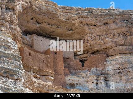 Arizona, USA. 29 Mai, 2018. Montezuma Castle National Monument schützt einige gut erhaltene Cliff dwellings in Camp Verde, Arizona, errichtet und von den Sinagua Menschen verwendet, einer präkolumbischen Kultur. Frühe Europäer ihnen die Namen für die berühmte aztekische Kaiser Montezuma in der irrtümlichen Glauben er ihren Bau verbunden waren. Sie haben ein Reiseziel geworden. Credit: Arnold Drapkin/ZUMA Draht/Alamy leben Nachrichten Stockfoto