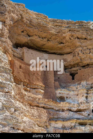 Arizona, USA. 29 Mai, 2018. Montezuma Castle National Monument schützt einige gut erhaltene Cliff dwellings in Camp Verde, Arizona, errichtet und von den Sinagua Menschen verwendet, einer präkolumbischen Kultur. Frühe Europäer ihnen die Namen für die berühmte aztekische Kaiser Montezuma in der irrtümlichen Glauben er ihren Bau verbunden waren. Sie haben ein Reiseziel geworden. Credit: Arnold Drapkin/ZUMA Draht/Alamy leben Nachrichten Stockfoto