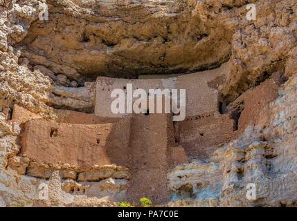 Arizona, USA. 29 Mai, 2018. Montezuma Castle National Monument schützt einige gut erhaltene Cliff dwellings in Camp Verde, Arizona, errichtet und von den Sinagua Menschen verwendet, einer präkolumbischen Kultur. Frühe Europäer ihnen die Namen für die berühmte aztekische Kaiser Montezuma in der irrtümlichen Glauben er ihren Bau verbunden waren. Sie haben ein Reiseziel geworden. Credit: Arnold Drapkin/ZUMA Draht/Alamy leben Nachrichten Stockfoto