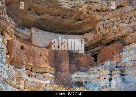 Arizona, USA. 29 Mai, 2018. Montezuma Castle National Monument schützt einige gut erhaltene Cliff dwellings in Camp Verde, Arizona, errichtet und von den Sinagua Menschen verwendet, einer präkolumbischen Kultur. Frühe Europäer ihnen die Namen für die berühmte aztekische Kaiser Montezuma in der irrtümlichen Glauben er ihren Bau verbunden waren. Sie haben ein Reiseziel geworden. Credit: Arnold Drapkin/ZUMA Draht/Alamy leben Nachrichten Stockfoto