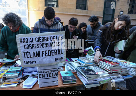 Schriftsteller, Journalisten, Buchhändler und Arbeiter der Argentinischen staatlich getragenen Bildungsstätten News Agency (Télam) Heute vor der Agentur Gebäude ein Buch tauschen, um das Bewusstsein für den Konflikt um die Entlassung von 357 Arbeitnehmern von Mauricio Macri der Verwaltung zu erhöhen. Stockfoto