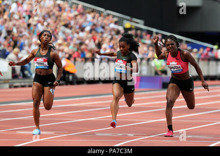 London, Großbritannien. 18. Juli 21. Jonielle SMITH (Jamaika), Dezerea BRYANT (Vereinigte Staaten von Amerika), Shelly-Ann Fraser - PRYCE (Jamaika) Überqueren der Ziellinie in der Frauen 100m-Finale bei den 2018, IAAF Diamond League, Jubiläum Spiele, Queen Elizabeth Olympic Park, Stratford, London, UK. Foto: Simon Balson/Alamy leben Nachrichten Stockfoto