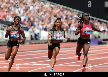 London, Großbritannien. 18. Juli 21. Jonielle SMITH (Jamaika), Dezerea BRYANT (Vereinigte Staaten von Amerika), Shelly-Ann Fraser - PRYCE (Jamaika) Überqueren der Ziellinie in der Frauen 100m-Finale bei den 2018, IAAF Diamond League, Jubiläum Spiele, Queen Elizabeth Olympic Park, Stratford, London, UK. Foto: Simon Balson/Alamy leben Nachrichten Stockfoto