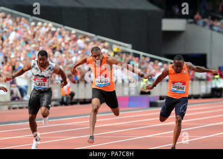 London, Großbritannien. 18. Juli 21. Akani SIMBINE (Südafrika), Zharnel HUGHES (Großbritannien), Yohan Blake (Jamaika) im 100 m-Finale bei den 2018 konkurrieren, IAAF Diamond League, Jubiläum Spiele, Queen Elizabeth Olympic Park, Stratford, London, UK. Foto: Simon Balson/Alamy leben Nachrichten Stockfoto