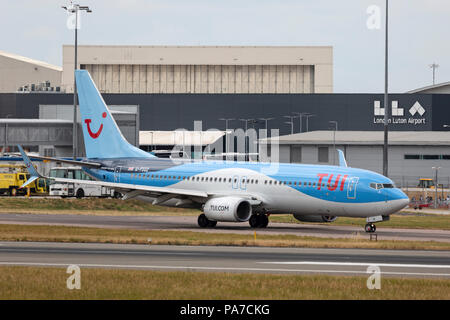 Der TUI-Boeing 737-800 Airliner, G-FDZZ, London Luton Airport in England. Stockfoto