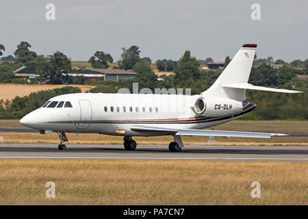 Dassault Falcon 2000EX Executive Business Jets, in Portugal als CS-DLH in London Luton Airport in England registriert. Stockfoto