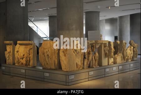 Die Brüstung der Tempel der Athena Nike. 5. Jahrhundert v. Chr.. Durch die Werkstatt des Phidias. Klassische Periode. Die Szenen zeigen eine Feier der Siege der Athene. Akropolis Museum. Athen. Griechenland. Stockfoto