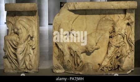 Die Brüstung der Tempel der Athena Nike. Links: Nike ihre Sandale einstellen. Süd Attika Platte. 5. Jahrhundert v. Chr.. Durch die Werkstatt des Phidias. Klassische Periode. Akropolis Museum. Athen. Griechenland. Stockfoto