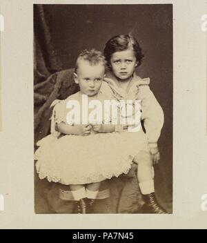 Porträt des Großfürsten George Alexandrowitsch von Russland (1871-1899) und Nikolai Aleksandrowitsch von Russland (1868-1918) als Kinder. Museum: Staatliche Russische Film und Foto Archiv, Krasnogorsk. Stockfoto