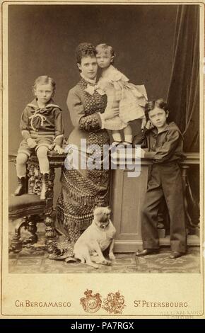 Großherzogin Maria Fyodorovna mit Kindern, Nicholas Alexandrovich, George Alexandrovich und Xenia Alexandrowna. Museum: Staatliche Russische Film und Foto Archiv, Krasnogorsk. Stockfoto