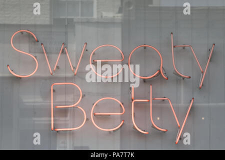 Verschwitzte Betty in röhrenförmigen Beleuchtung fitness Kleidung Stockfoto