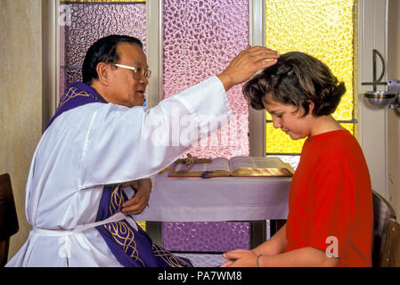 Mädchen und Asiatische Priester in der Versöhnung. © Myrleen Pearson. Ferguson Cate Serie von 3 Bildern Stockfoto