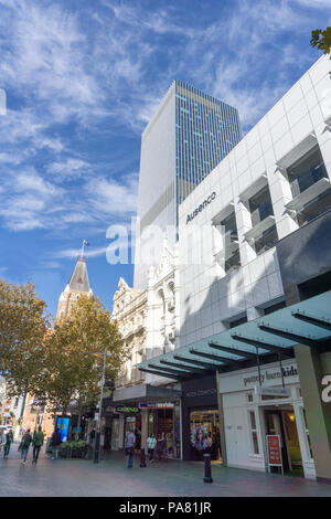 PERTH AUSTRALIEN - 30. MAI 2018; Kirchturm über moderne urbane Skyline Hochhaus über schattige Seite Hay Street unten Stockfoto