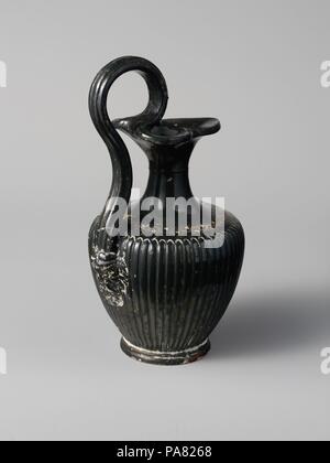 Terrakotta oinochoe (Kanne). Kultur: Etrusker. Abmessungen: H. 8 1/16-in. (20,5 cm). Datum: Ca. 300 v. Chr.. Die Art, die deutlich teurer Metallbehälter imitiert, ist mit volterraner Workshops verbunden. In diesem Fall, eine definitive Quelle der Inspiration war Gnathian Keramik aus Süditalien. Wie diese Kanne, Ende Gnathian oinochoai sind oft gerippt und haben elegant geschwungenen Griffe, die in einem Satyr - Leiter Anlage und Bordüren in hinzugefügt Farbe an der Schulter beenden. Museum: Metropolitan Museum of Art, New York, USA. Stockfoto