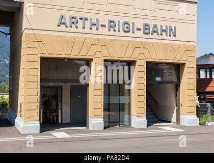 Arth, Schweiz - 19. Juli 2018: Eintritt in die Arth-Rigi-Bahn Bahnhof in der Gemeinde Arth. Arth-Rigi-Bahn ist Standard-gauge Zahnradbahn c Stockfoto