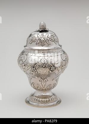 Sugar Bowl. Kultur: American. Abmessungen: Insgesamt: 6 5/8 x 4 3/16 in. (16,8 x 10,6 cm); 8 oz. 19 dwt. (278,6 g) Fuß: Diam. 3 1/16-in. (7,8 cm) Schüssel: H.4 11/16 in. (11,9 cm), 7 oz. (217.6 g) Cover: 2 1/4 x 3 1/16 in. (5,7 x 7,8 cm); 1 oz. 19 dwt. (61 g). Schöpfer: Myer Myers (1723-1795). Datum: 1772-76. Museum: Metropolitan Museum of Art, New York, USA. Stockfoto