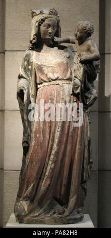 Jungfrau und Kind. Kultur: Französisch. Abmessungen: 38 3/8 x 15 1/2 x 9 3/8 in. (97,5 × 39,4 × 23,8 cm). Datum: Ca. 1300-1320. Museum: Metropolitan Museum of Art, New York, USA. Stockfoto
