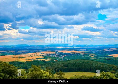 Blick auf die Burg Buchlov über die Weißen Karpaten, Tschechische Republik. Stockfoto